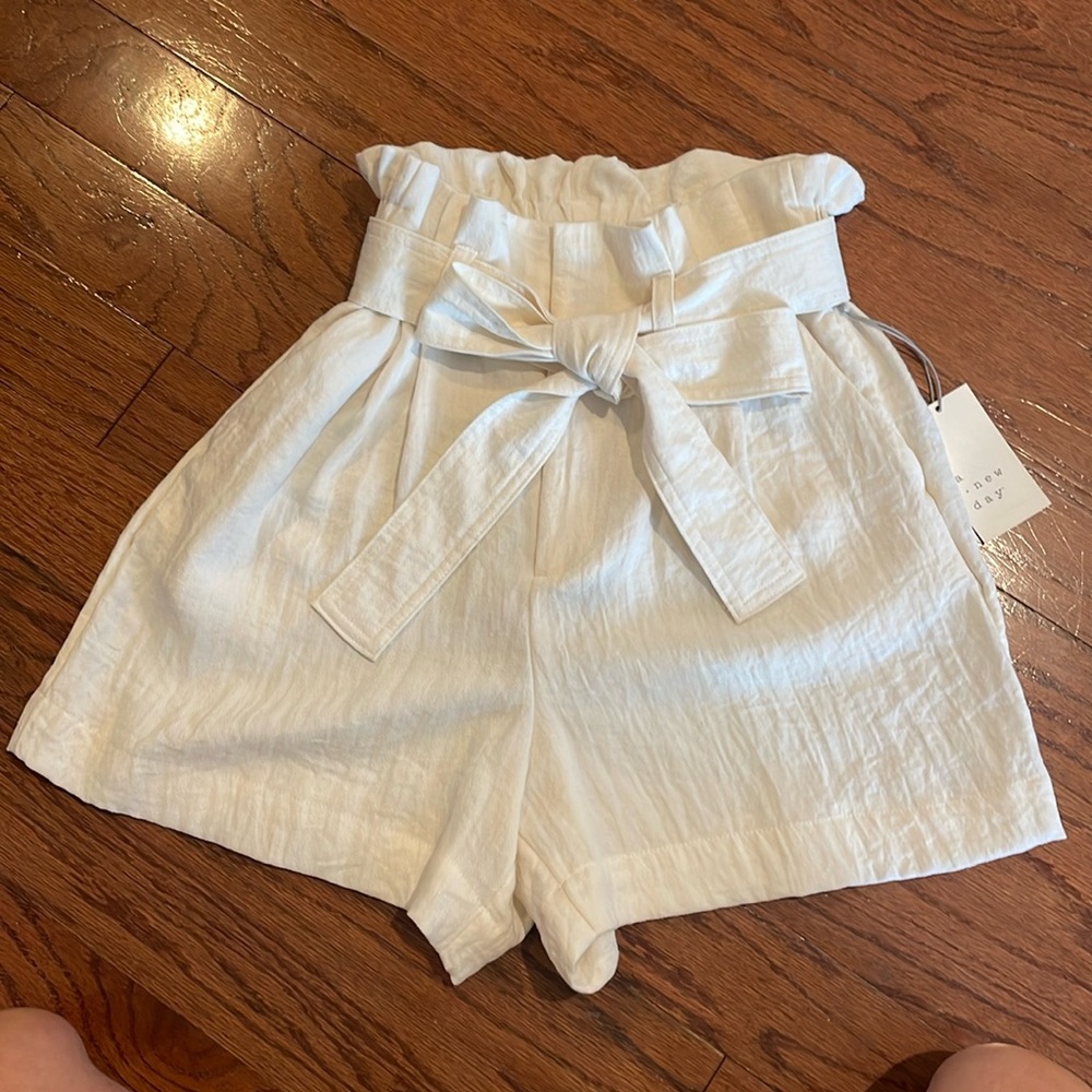 High-waisted cream color linen shorts size small with tie belt